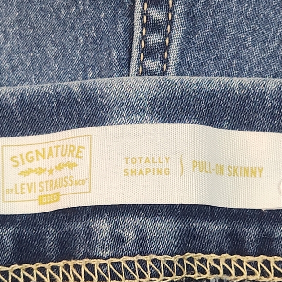 Levi's Totally Shaping Pull-On Skinny Jeans - Picture 15 of 15